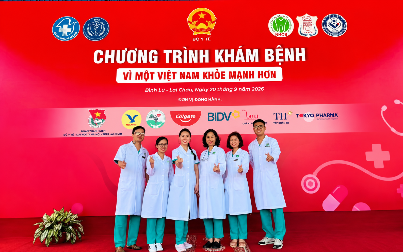 Đoàn công tác chụp ảnh kỷ niệm